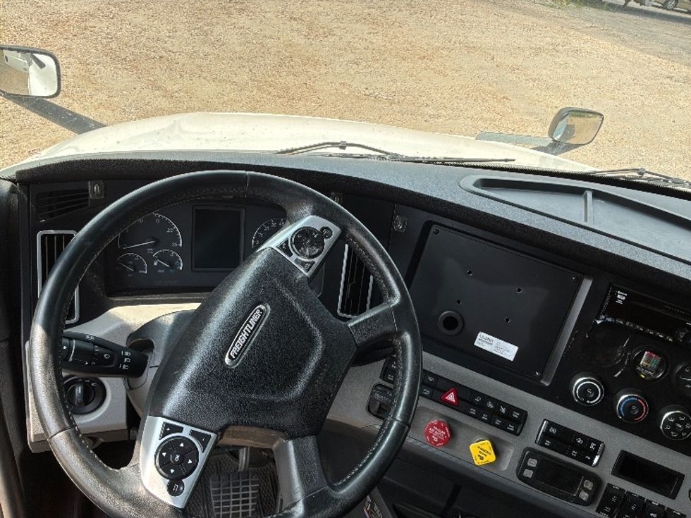 Sleeper Tractor-Heavy Duty Tractors-Freightliner-2020-T12664ST-Pottsville-PA-628,990\n\t\tmiles-$ 59,250 - Image 11