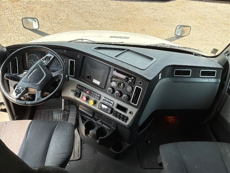 Sleeper Tractor-Heavy Duty Tractors-Freightliner-2020-T12664ST-Pottsville-PA-628,990\n\t\tmiles-$ 59,250 - Image 12