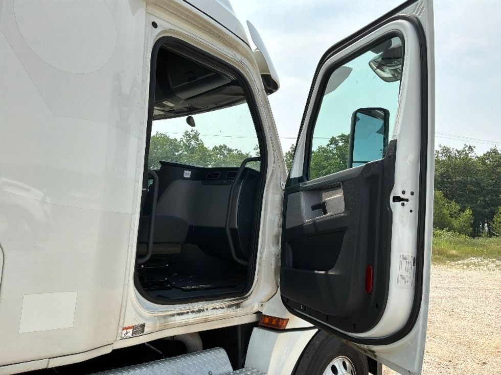 Sleeper Tractor-Heavy Duty Tractors-Freightliner-2020-T12664ST-Pottsville-PA-628,990\n\t\tmiles-$ 59,250 - Image 13