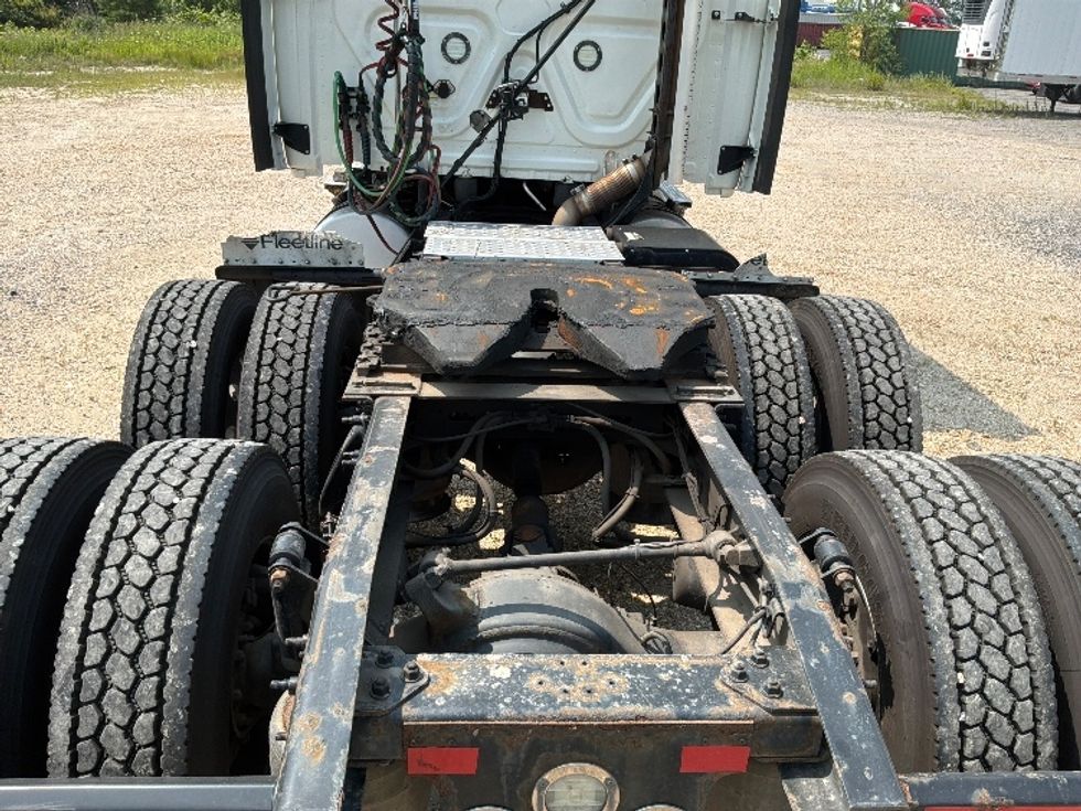 Sleeper Tractor-Heavy Duty Tractors-Freightliner-2020-T12664ST-Pottsville-PA-628,990\n\t\tmiles-$ 59,250 - Image 6