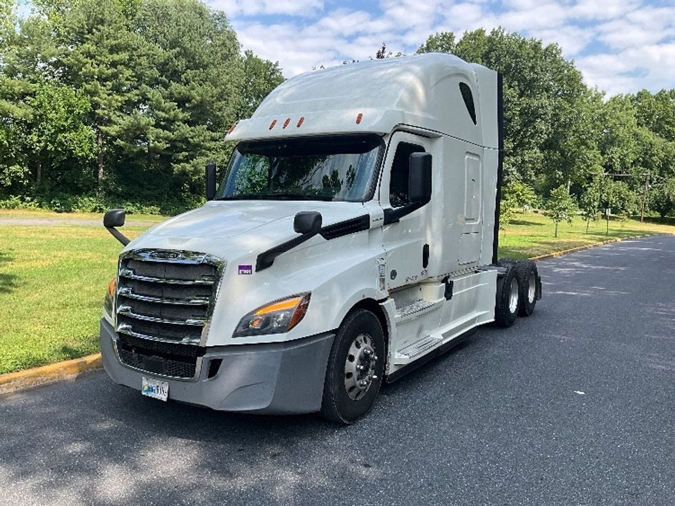 Sleeper Tractor-Heavy Duty Tractors-Freightliner-2020-T12664ST-Pottsville-PA-674,779\n\t\tmiles-$ 51,750 - Image 1