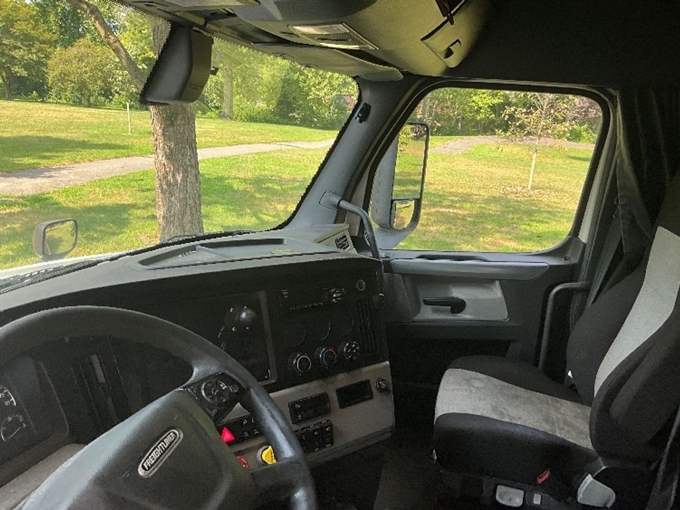 Sleeper Tractor-Heavy Duty Tractors-Freightliner-2020-T12664ST-Pottsville-PA-674,779\n\t\tmiles-$ 51,750 - Image 10
