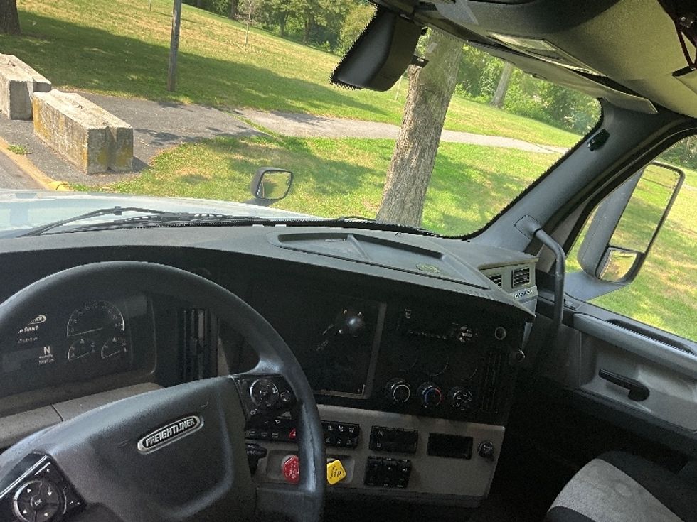 Sleeper Tractor-Heavy Duty Tractors-Freightliner-2020-T12664ST-Pottsville-PA-674,779\n\t\tmiles-$ 51,750 - Image 11