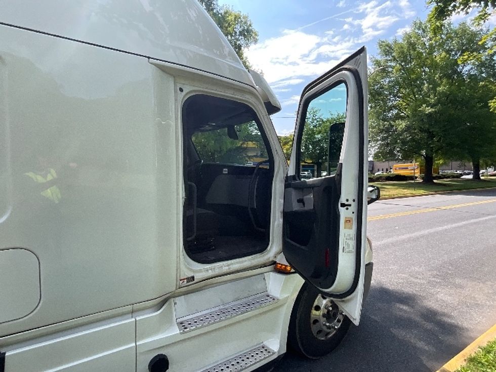 Sleeper Tractor-Heavy Duty Tractors-Freightliner-2020-T12664ST-Pottsville-PA-674,779\n\t\tmiles-$ 51,750 - Image 13