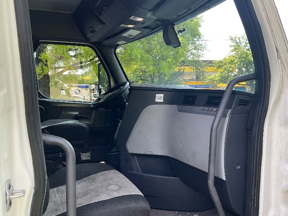 Sleeper Tractor-Heavy Duty Tractors-Freightliner-2020-T12664ST-Pottsville-PA-674,779\n\t\tmiles-$ 51,750 - Image 15