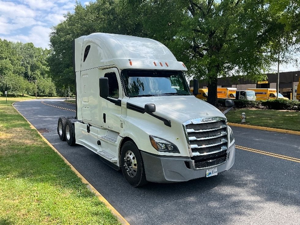 Sleeper Tractor-Heavy Duty Tractors-Freightliner-2020-T12664ST-Pottsville-PA-674,779\n\t\tmiles-$ 51,750 - Image 3
