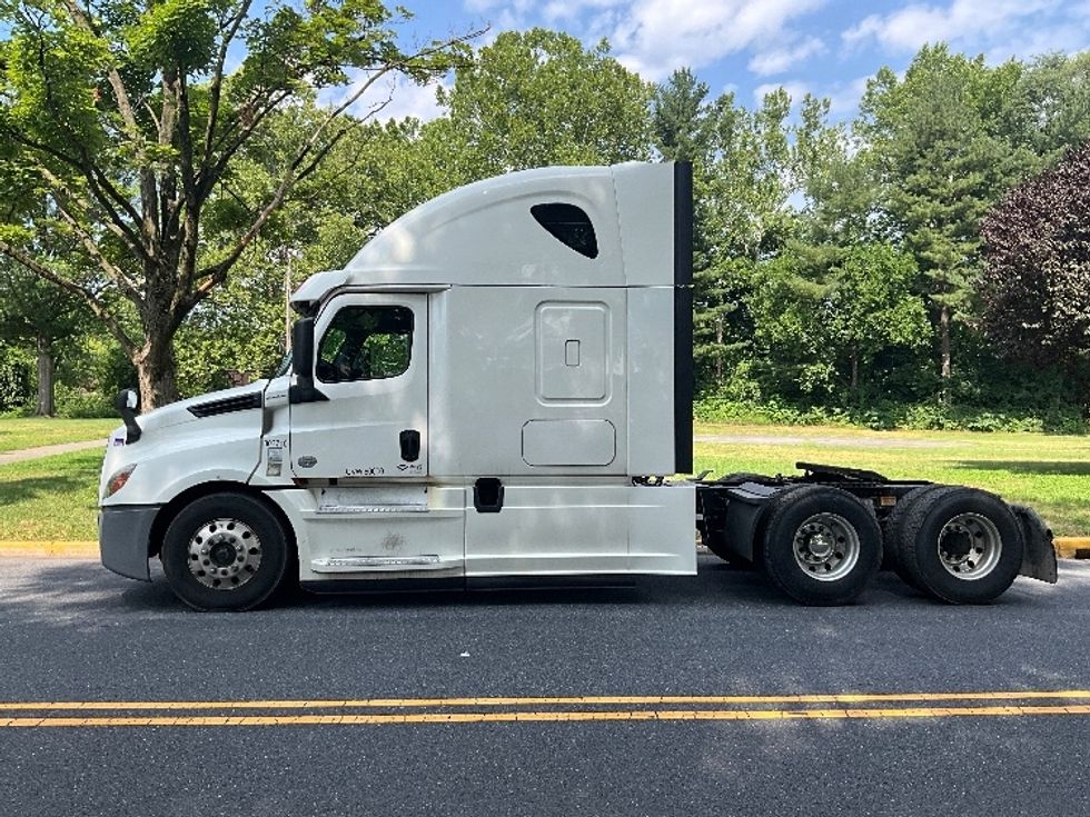Sleeper Tractor-Heavy Duty Tractors-Freightliner-2020-T12664ST-Pottsville-PA-674,779\n\t\tmiles-$ 51,750 - Image 4