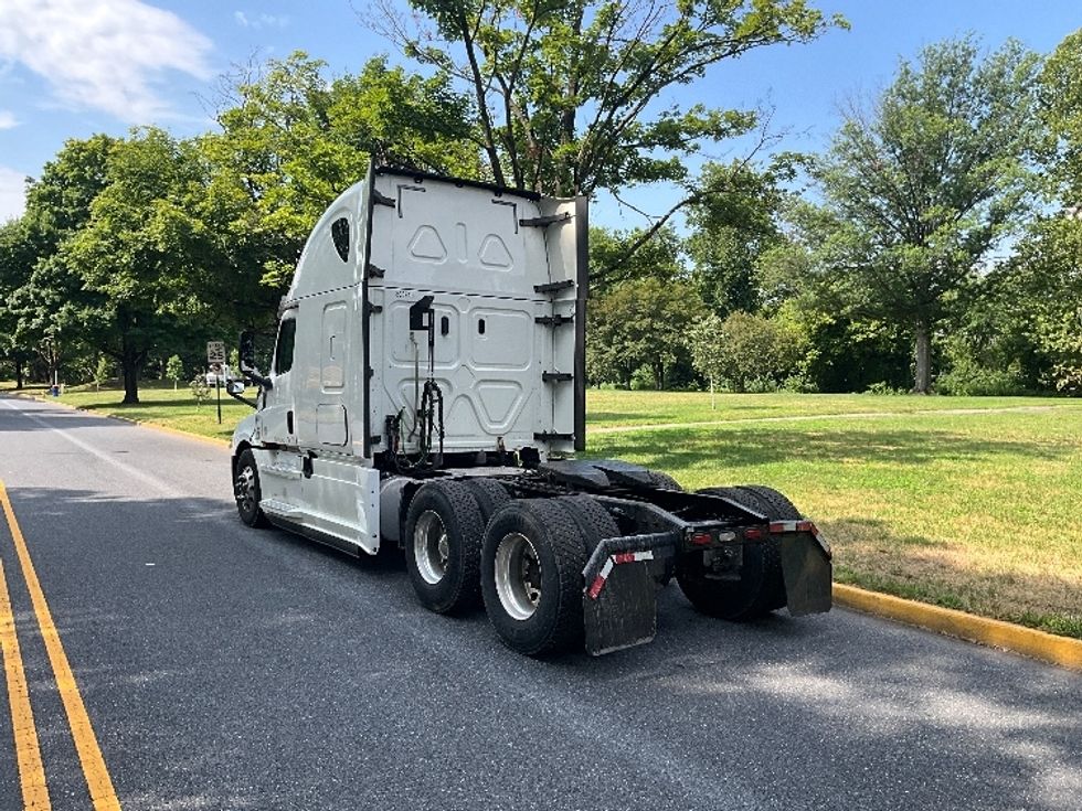 Sleeper Tractor-Heavy Duty Tractors-Freightliner-2020-T12664ST-Pottsville-PA-674,779\n\t\tmiles-$ 51,750 - Image 5