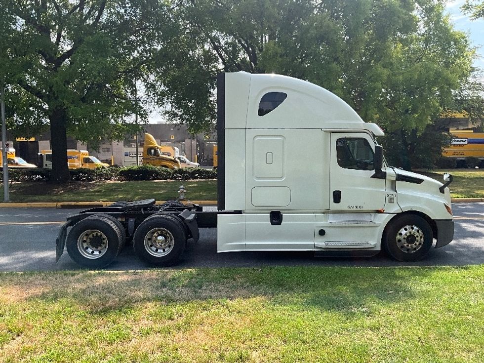 Sleeper Tractor-Heavy Duty Tractors-Freightliner-2020-T12664ST-Pottsville-PA-674,779\n\t\tmiles-$ 51,750 - Image 8