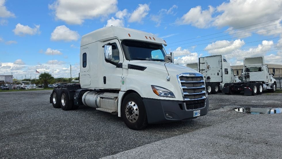 Sleeper Tractor-Heavy Duty Tractors-Freightliner-2020-T12664ST-Prince George-VA-129,465\n\t\tmiles-$ 92,250 - Image 1