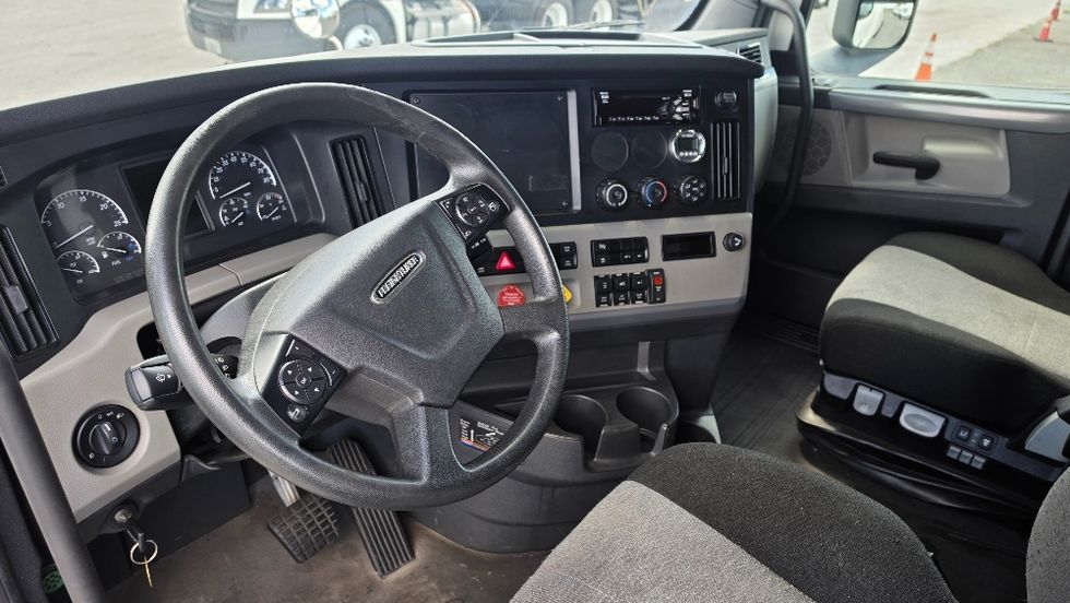 Sleeper Tractor-Heavy Duty Tractors-Freightliner-2020-T12664ST-Prince George-VA-129,465\n\t\tmiles-$ 92,250 - Image 10
