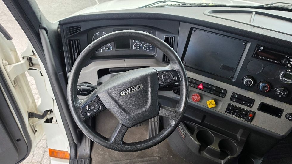 Sleeper Tractor-Heavy Duty Tractors-Freightliner-2020-T12664ST-Prince George-VA-129,465\n\t\tmiles-$ 92,250 - Image 11
