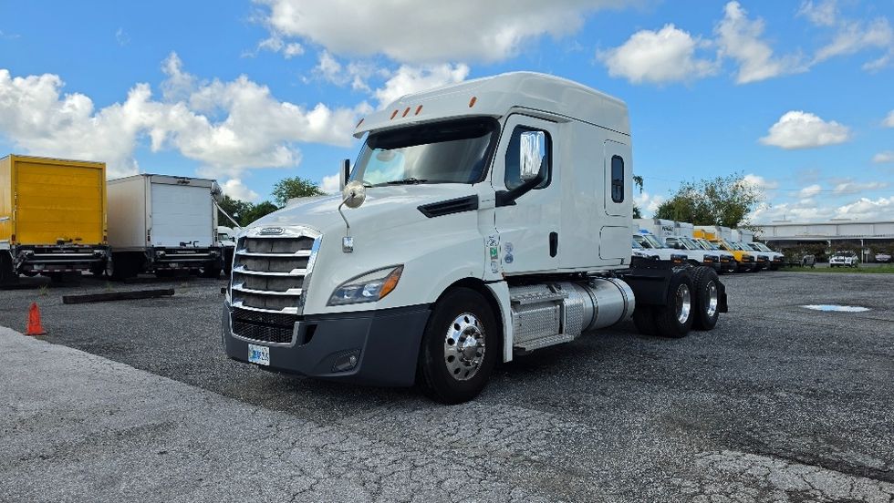 Sleeper Tractor-Heavy Duty Tractors-Freightliner-2020-T12664ST-Prince George-VA-129,465\n\t\tmiles-$ 92,250 - Image 3