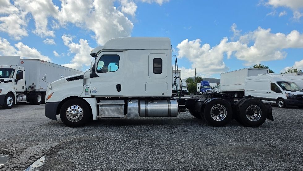 Sleeper Tractor-Heavy Duty Tractors-Freightliner-2020-T12664ST-Prince George-VA-129,465\n\t\tmiles-$ 92,250 - Image 4