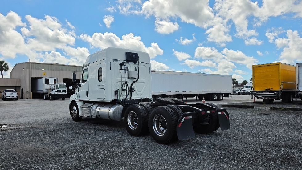 Sleeper Tractor-Heavy Duty Tractors-Freightliner-2020-T12664ST-Prince George-VA-129,465\n\t\tmiles-$ 92,250 - Image 5