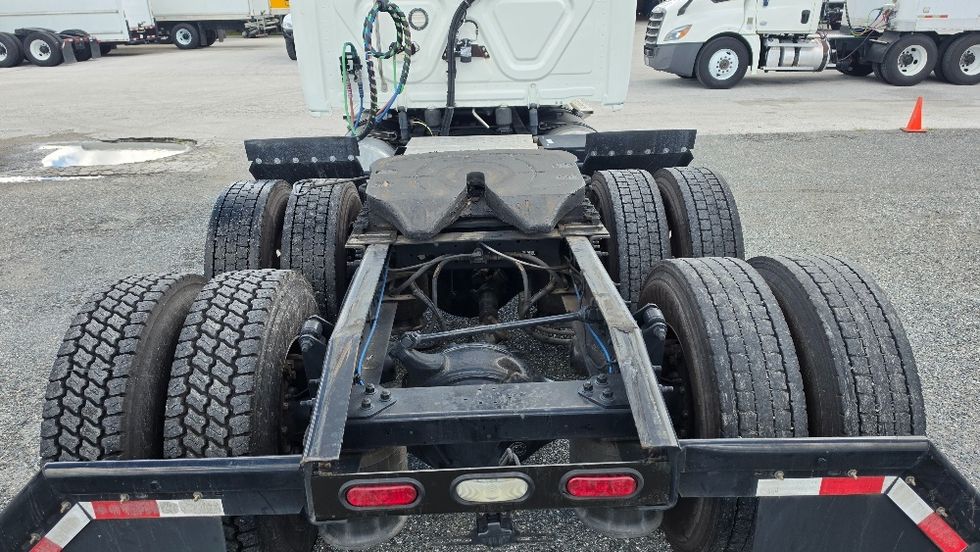 Sleeper Tractor-Heavy Duty Tractors-Freightliner-2020-T12664ST-Prince George-VA-129,465\n\t\tmiles-$ 92,250 - Image 6