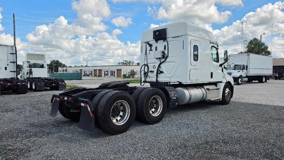 Sleeper Tractor-Heavy Duty Tractors-Freightliner-2020-T12664ST-Prince George-VA-129,465\n\t\tmiles-$ 92,250 - Image 7