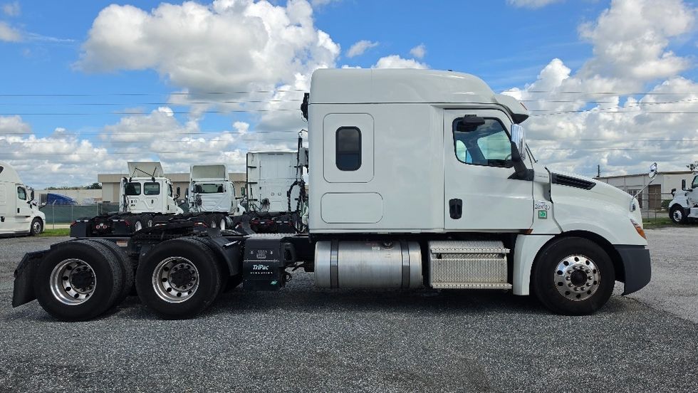Sleeper Tractor-Heavy Duty Tractors-Freightliner-2020-T12664ST-Prince George-VA-129,465\n\t\tmiles-$ 92,250 - Image 8