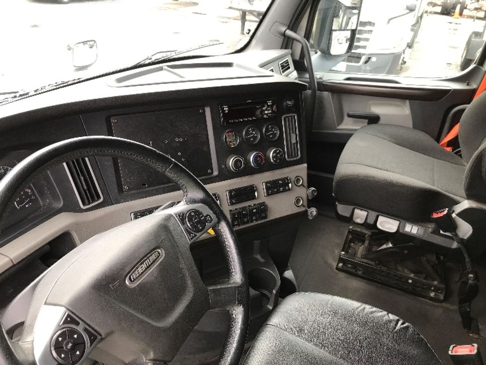 Sleeper Tractor-Heavy Duty Tractors-Freightliner-2020-T12664ST-Prince George-VA-308,861\n\t\tmiles-$ 69,500 - Image 10