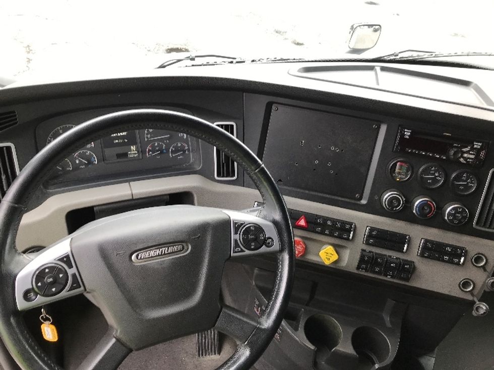 Sleeper Tractor-Heavy Duty Tractors-Freightliner-2020-T12664ST-Prince George-VA-308,861\n\t\tmiles-$ 69,500 - Image 11