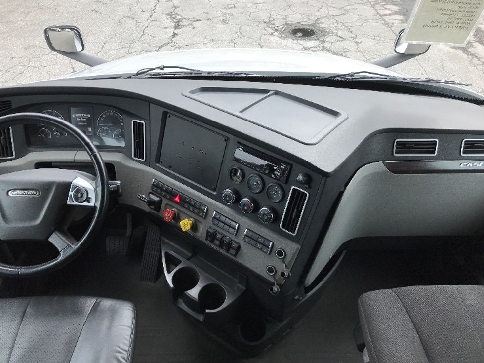 Sleeper Tractor-Heavy Duty Tractors-Freightliner-2020-T12664ST-Prince George-VA-308,861\n\t\tmiles-$ 69,500 - Image 12