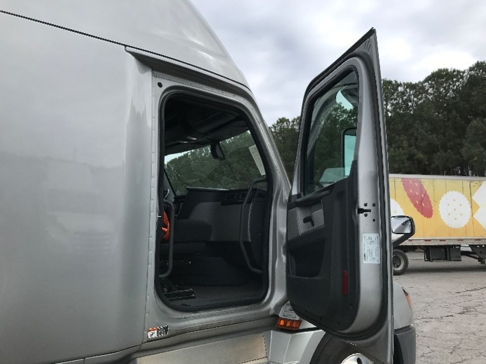 Sleeper Tractor-Heavy Duty Tractors-Freightliner-2020-T12664ST-Prince George-VA-308,861\n\t\tmiles-$ 69,500 - Image 13