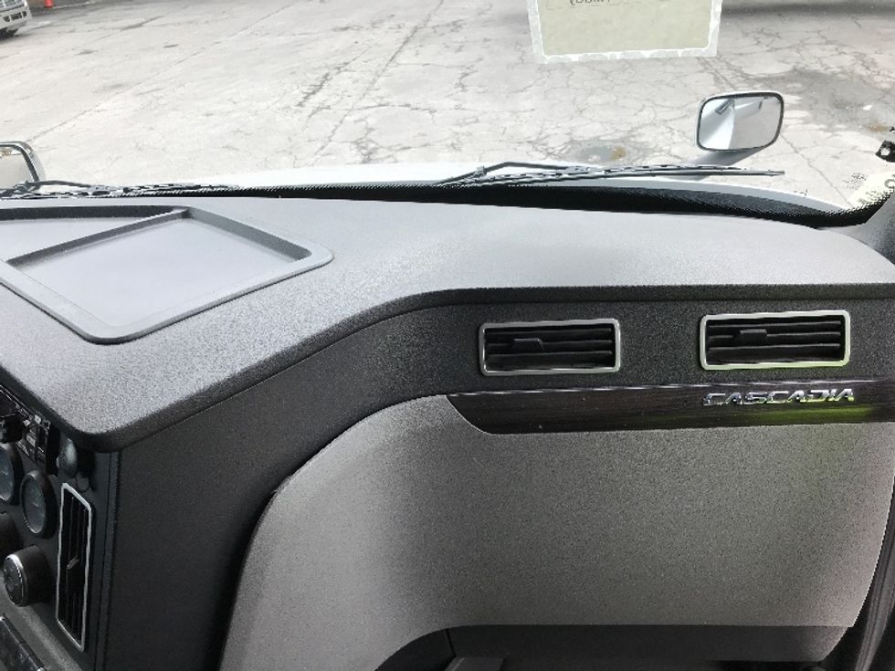 Sleeper Tractor-Heavy Duty Tractors-Freightliner-2020-T12664ST-Prince George-VA-308,861\n\t\tmiles-$ 69,500 - Image 14