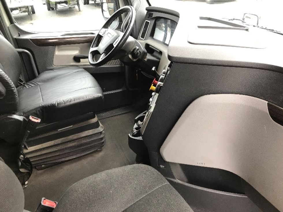 Sleeper Tractor-Heavy Duty Tractors-Freightliner-2020-T12664ST-Prince George-VA-308,861\n\t\tmiles-$ 69,500 - Image 15