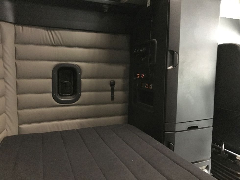 Sleeper Tractor-Heavy Duty Tractors-Freightliner-2020-T12664ST-Prince George-VA-308,861\n\t\tmiles-$ 69,500 - Image 18