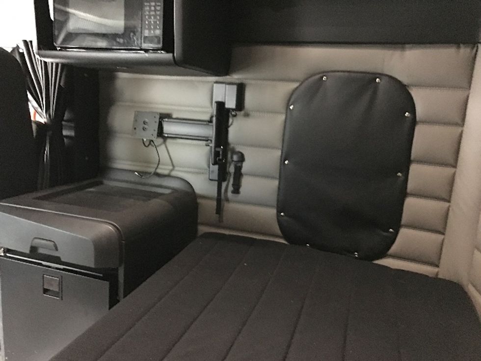 Sleeper Tractor-Heavy Duty Tractors-Freightliner-2020-T12664ST-Prince George-VA-308,861\n\t\tmiles-$ 69,500 - Image 19