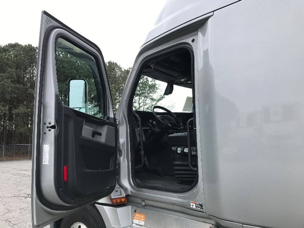 Sleeper Tractor-Heavy Duty Tractors-Freightliner-2020-T12664ST-Prince George-VA-308,861\n\t\tmiles-$ 69,500 - Image 9