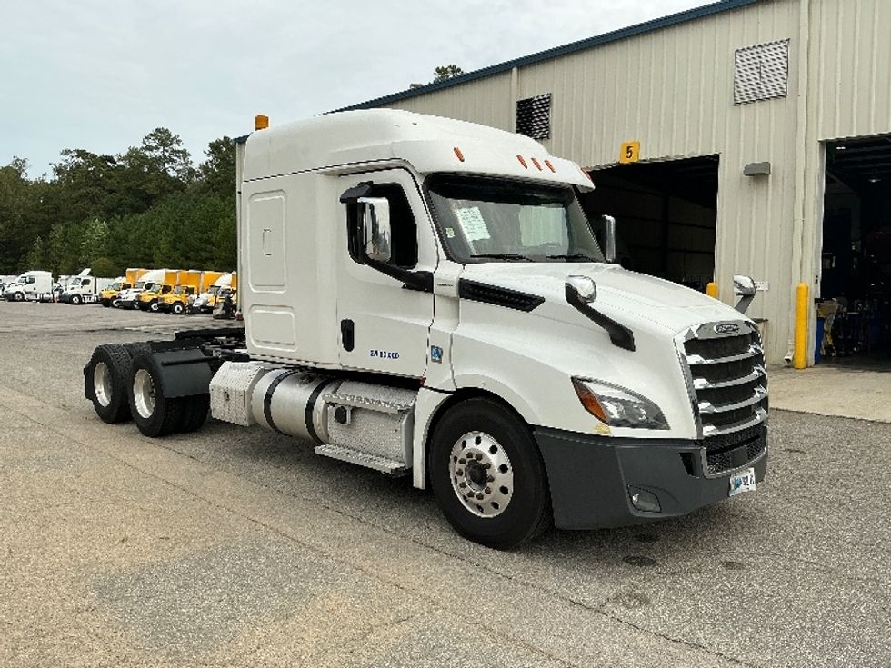Sleeper Tractor-Heavy Duty Tractors-Freightliner-2020-T12664ST-Prince George-VA-414,421\n\t\tmiles-$ 69,750 - Image 1