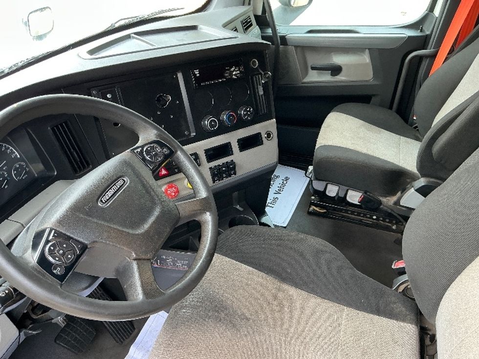 Sleeper Tractor-Heavy Duty Tractors-Freightliner-2020-T12664ST-Prince George-VA-414,421\n\t\tmiles-$ 69,750 - Image 10