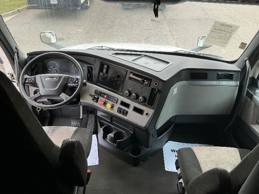 Sleeper Tractor-Heavy Duty Tractors-Freightliner-2020-T12664ST-Prince George-VA-414,421\n\t\tmiles-$ 69,750 - Image 11