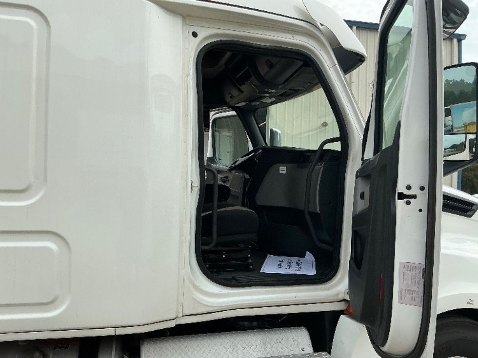 Sleeper Tractor-Heavy Duty Tractors-Freightliner-2020-T12664ST-Prince George-VA-414,421\n\t\tmiles-$ 69,750 - Image 12