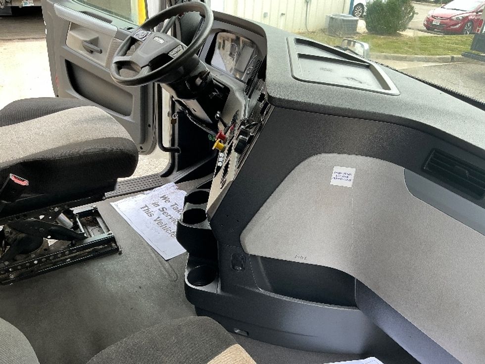 Sleeper Tractor-Heavy Duty Tractors-Freightliner-2020-T12664ST-Prince George-VA-414,421\n\t\tmiles-$ 69,750 - Image 14