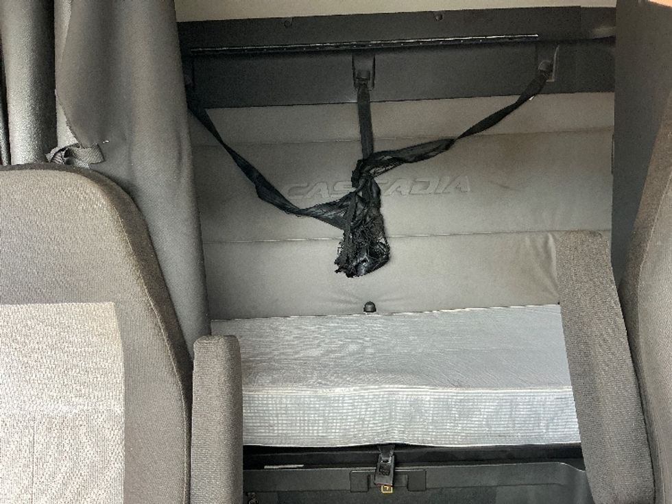 Sleeper Tractor-Heavy Duty Tractors-Freightliner-2020-T12664ST-Prince George-VA-414,421\n\t\tmiles-$ 69,750 - Image 15