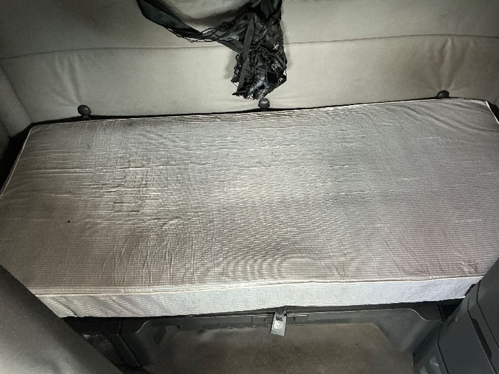 Sleeper Tractor-Heavy Duty Tractors-Freightliner-2020-T12664ST-Prince George-VA-414,421\n\t\tmiles-$ 69,750 - Image 16