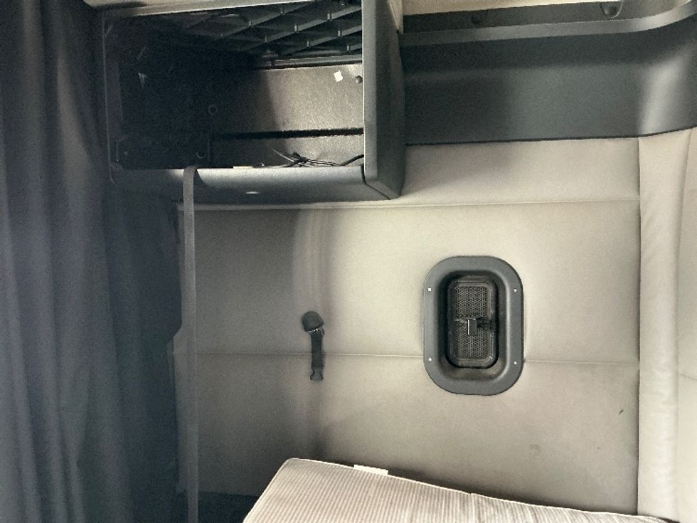 Sleeper Tractor-Heavy Duty Tractors-Freightliner-2020-T12664ST-Prince George-VA-414,421\n\t\tmiles-$ 69,750 - Image 18