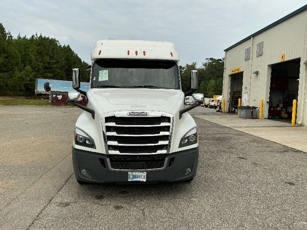 Sleeper Tractor-Heavy Duty Tractors-Freightliner-2020-T12664ST-Prince George-VA-414,421\n\t\tmiles-$ 69,750 - Image 2