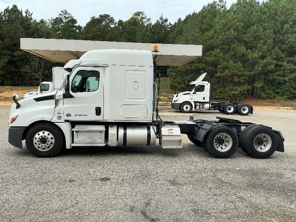 Sleeper Tractor-Heavy Duty Tractors-Freightliner-2020-T12664ST-Prince George-VA-414,421\n\t\tmiles-$ 69,750 - Image 4