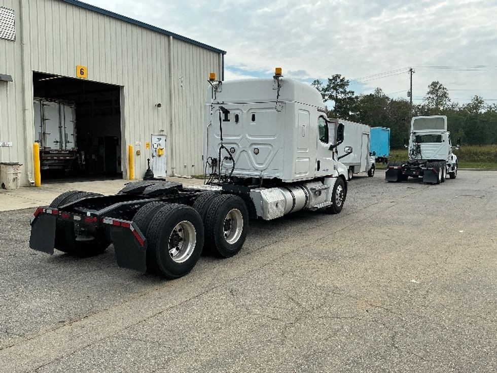Sleeper Tractor-Heavy Duty Tractors-Freightliner-2020-T12664ST-Prince George-VA-414,421\n\t\tmiles-$ 69,750 - Image 7