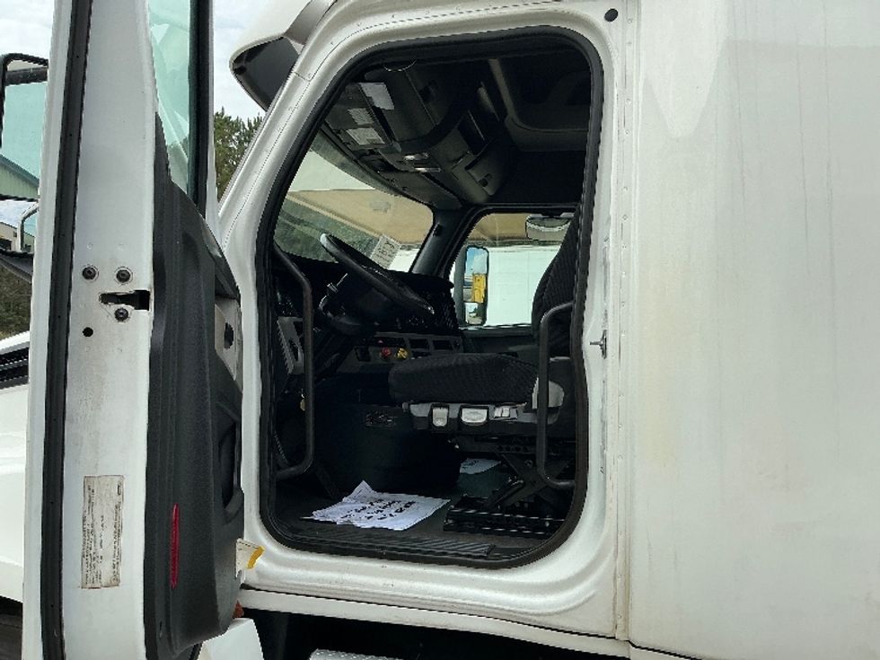 Sleeper Tractor-Heavy Duty Tractors-Freightliner-2020-T12664ST-Prince George-VA-414,421\n\t\tmiles-$ 69,750 - Image 9