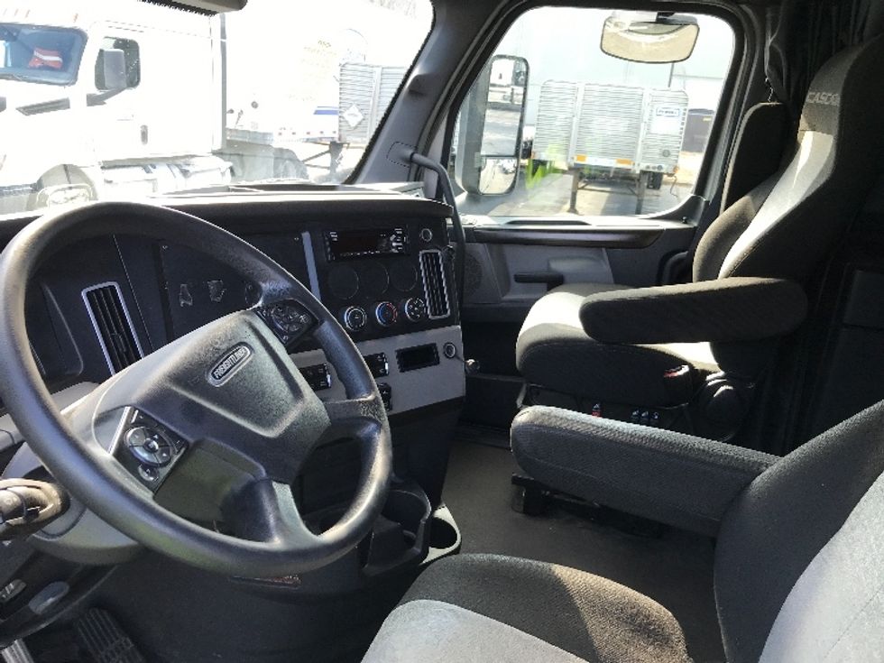 Sleeper Tractor-Heavy Duty Tractors-Freightliner-2020-T12664ST-Prince George-VA-415,918\n\t\tmiles-$ 63,750 - Image 10