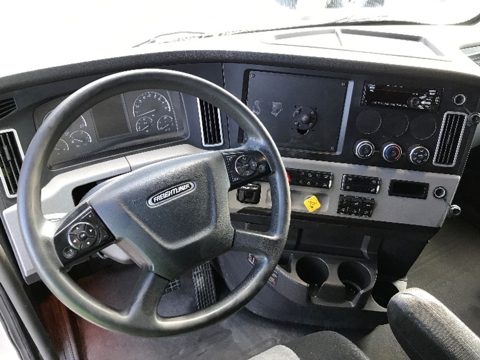 Sleeper Tractor-Heavy Duty Tractors-Freightliner-2020-T12664ST-Prince George-VA-415,918\n\t\tmiles-$ 63,750 - Image 11