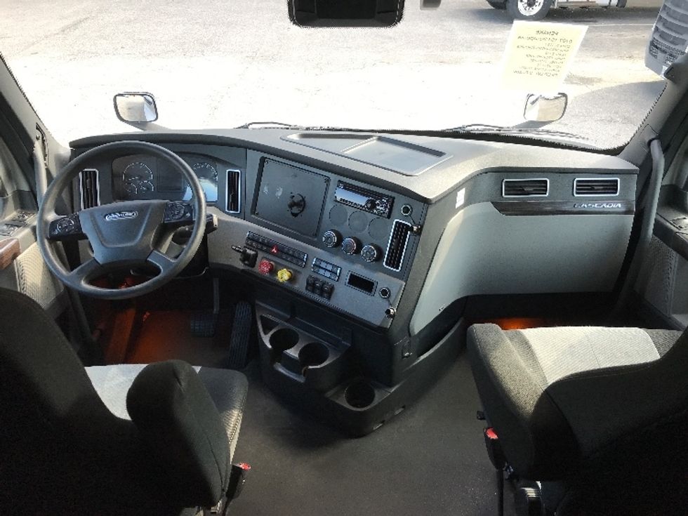 Sleeper Tractor-Heavy Duty Tractors-Freightliner-2020-T12664ST-Prince George-VA-415,918\n\t\tmiles-$ 63,750 - Image 12