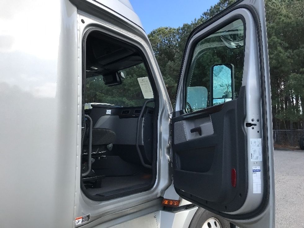 Sleeper Tractor-Heavy Duty Tractors-Freightliner-2020-T12664ST-Prince George-VA-415,918\n\t\tmiles-$ 63,750 - Image 13