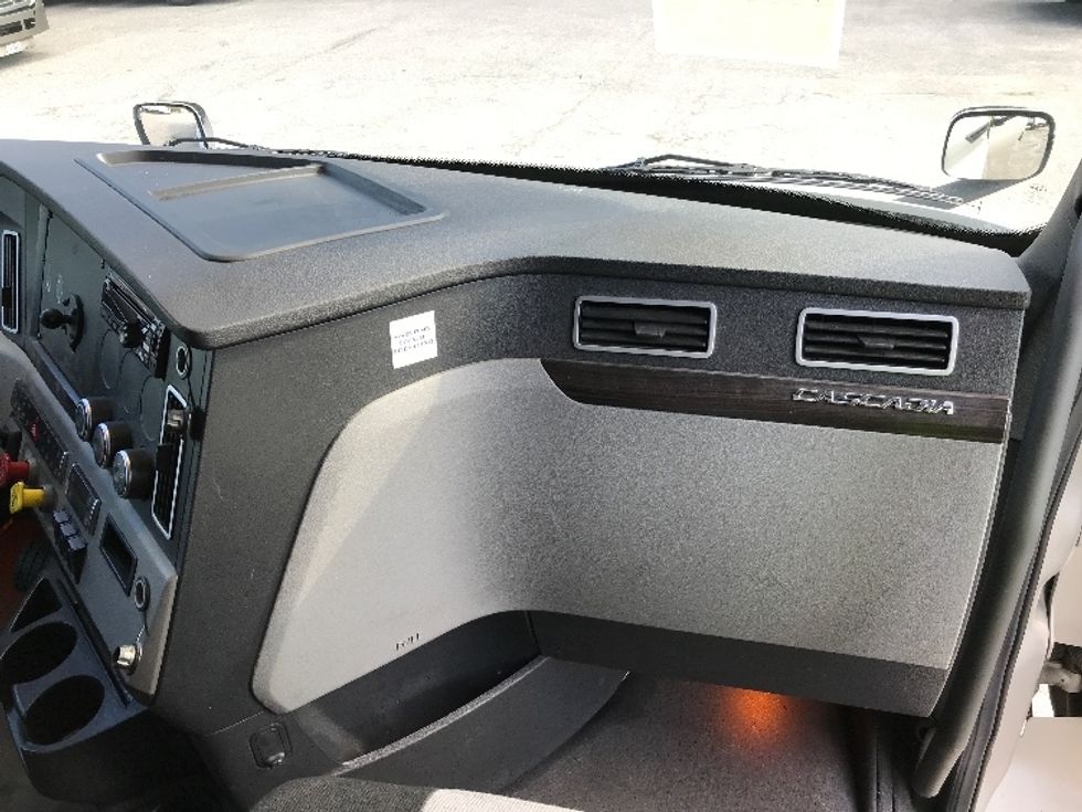 Sleeper Tractor-Heavy Duty Tractors-Freightliner-2020-T12664ST-Prince George-VA-415,918\n\t\tmiles-$ 63,750 - Image 14