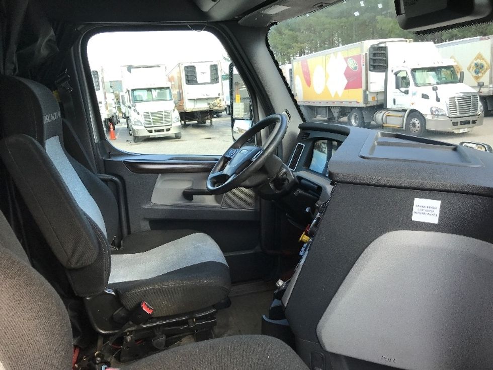 Sleeper Tractor-Heavy Duty Tractors-Freightliner-2020-T12664ST-Prince George-VA-415,918\n\t\tmiles-$ 63,750 - Image 15