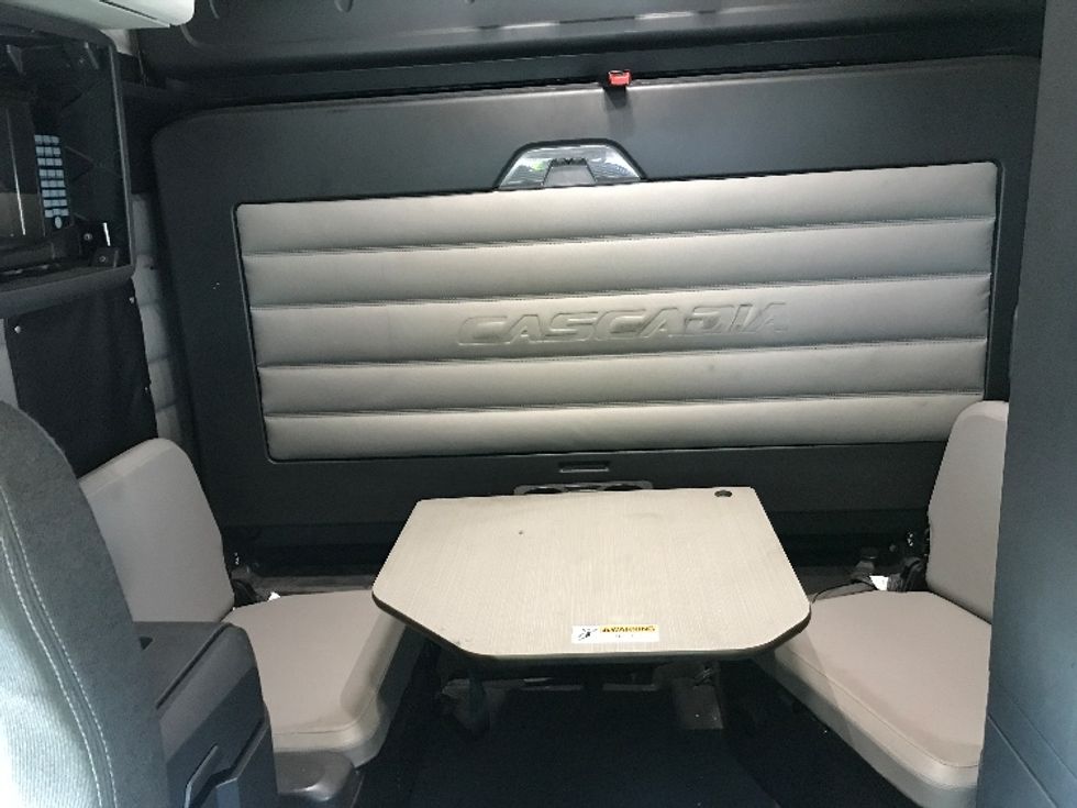 Sleeper Tractor-Heavy Duty Tractors-Freightliner-2020-T12664ST-Prince George-VA-415,918\n\t\tmiles-$ 63,750 - Image 16